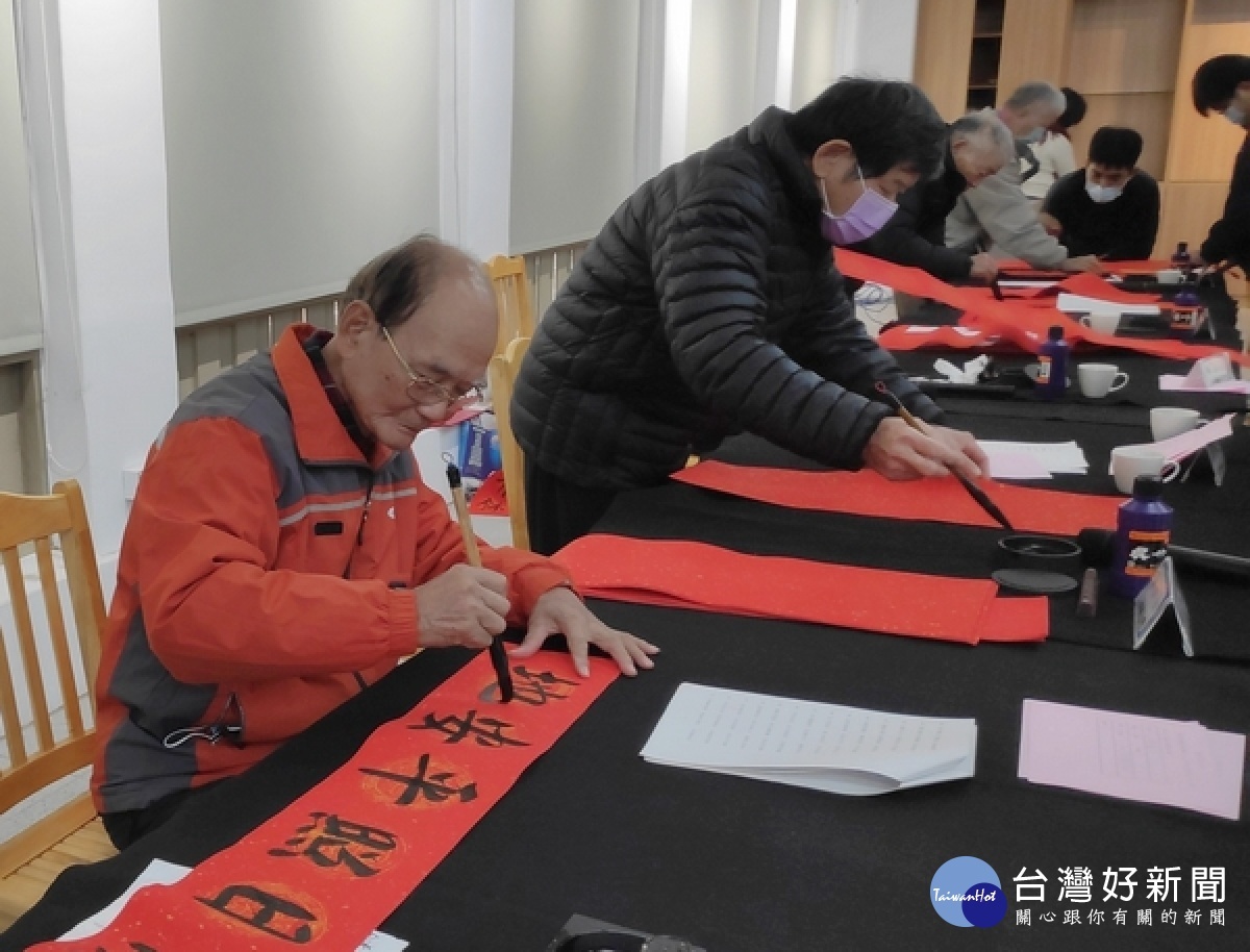 北港農工與北港高中邀請書法名家蒞校舉辦藝文講座,現場揮毫讓師生感受大師丰采,除提升藝文氣息,亦獻上滿滿祝福。