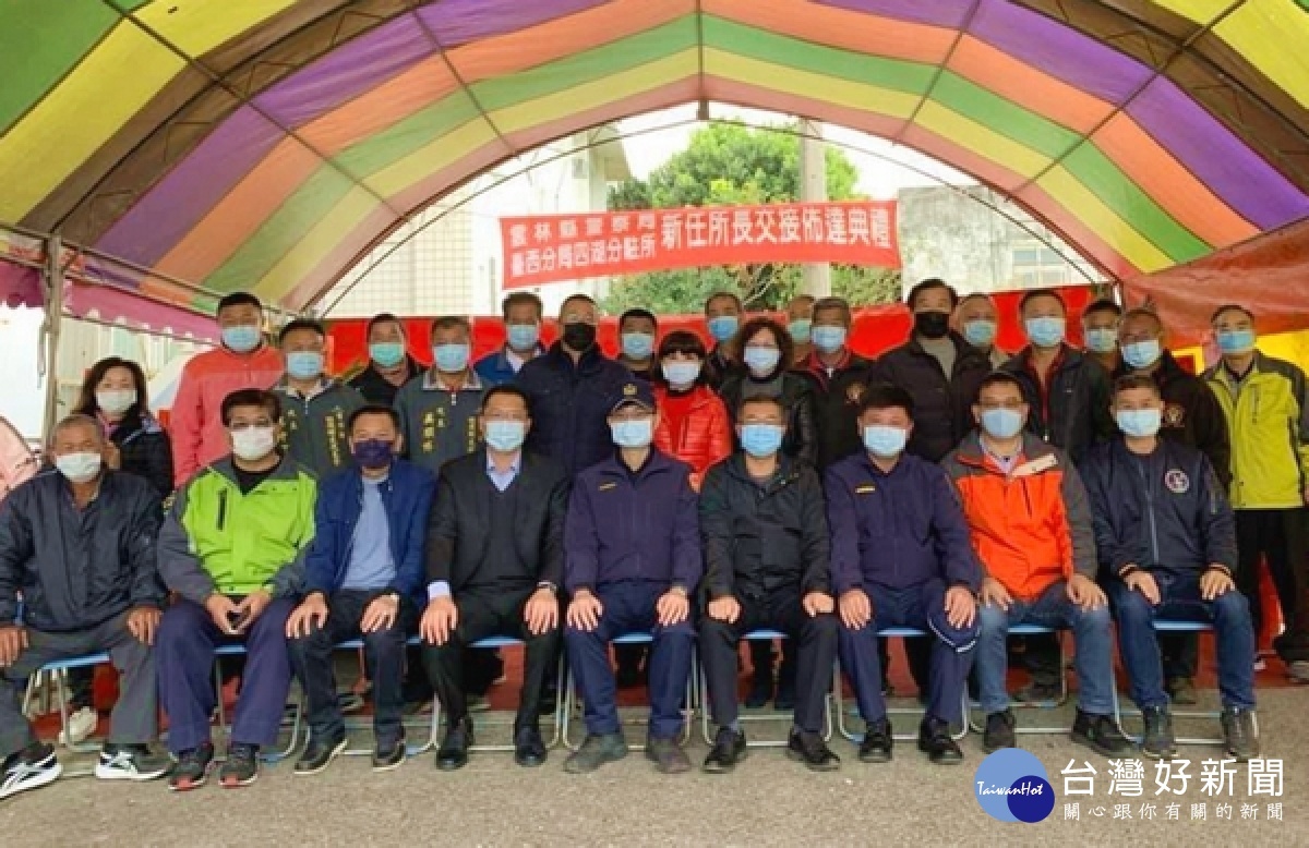 四湖分駐所新任所長蔡宗錡履新,社會各界送上祝賀並寄予厚望,分局長張文峰期勉承先啟後,落實治安及交通工作。