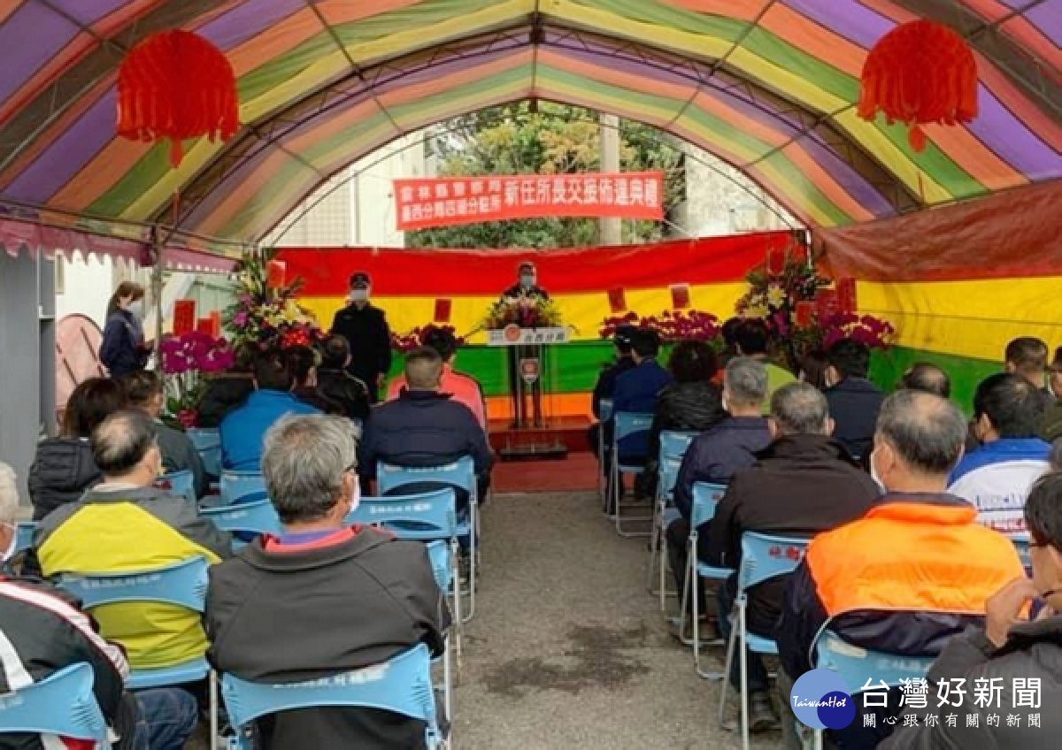 四湖分駐所新任所長蔡宗錡履新,社會各界送上祝賀並寄予厚望,分局長張文峰期勉承先啟後,落實治安及交通工作。