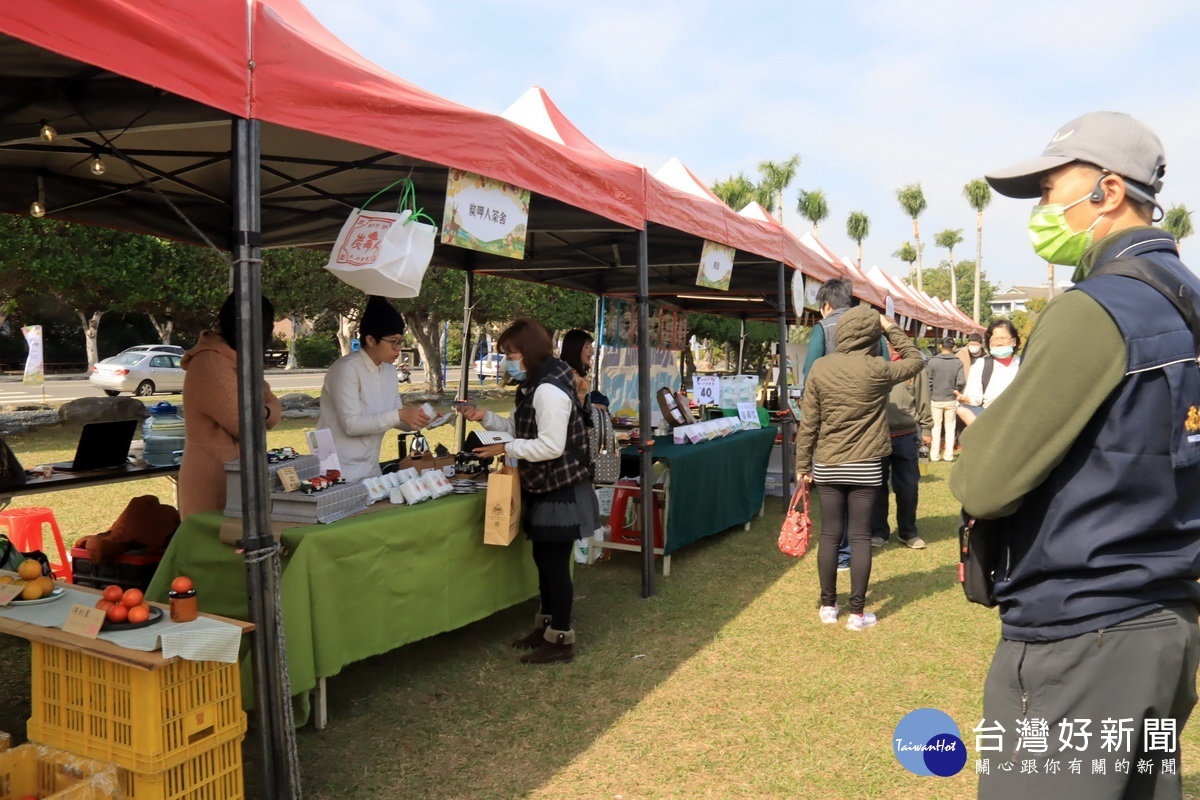 40個攤位展售農村特色產品。（記者扶小萍攝）