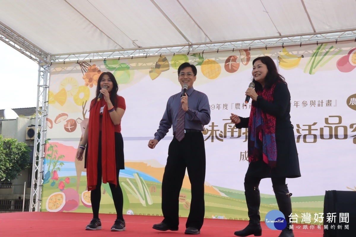 水保局南投分局長陳榮俊等登台高歌一曲。(記者扶小萍攝)