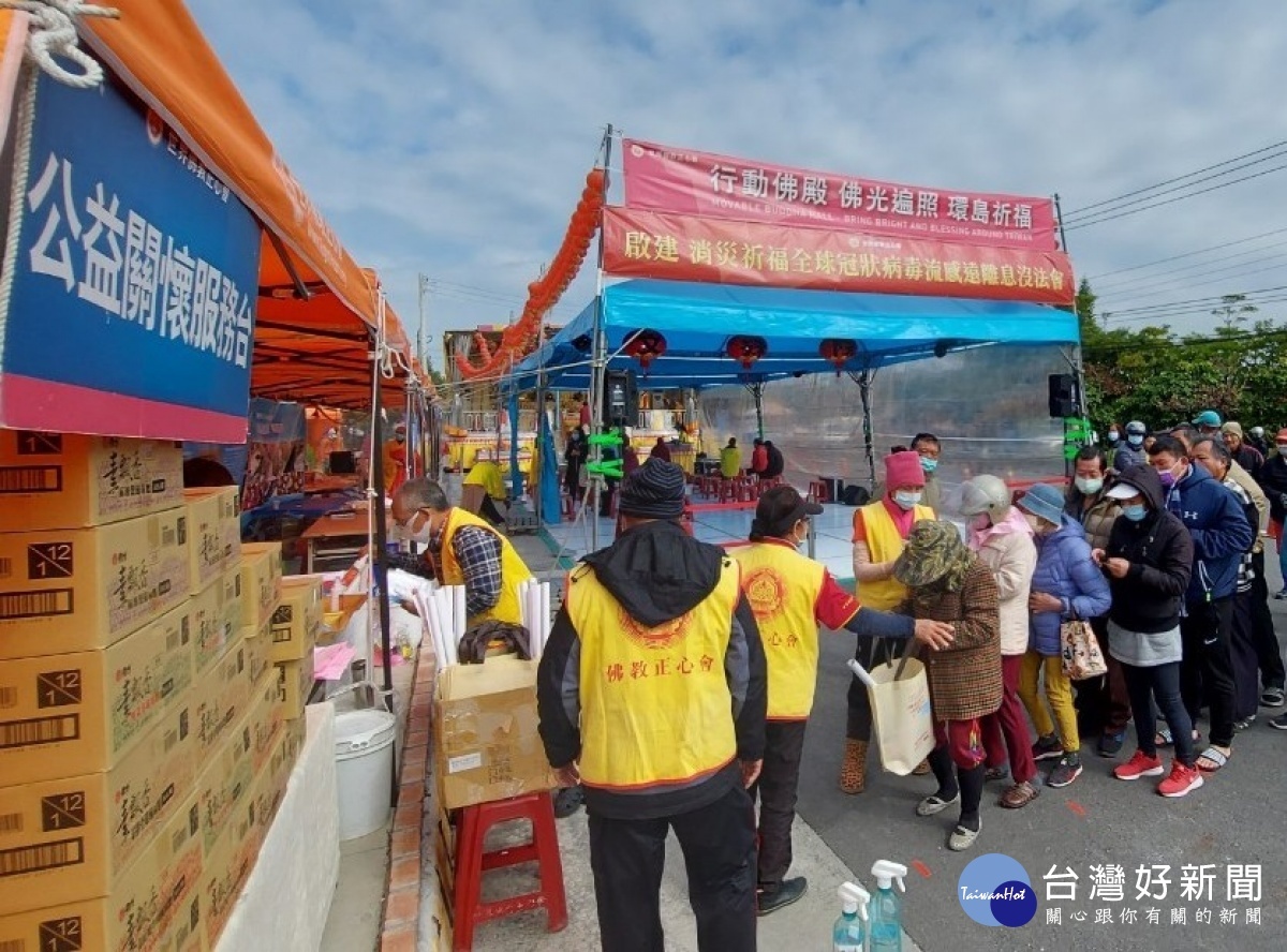 行動佛殿118站台南七股，該會募集十方愛心，將平安麵、口罩、酒精等民生物資免費提供給長者、孕婦及需要的人使用