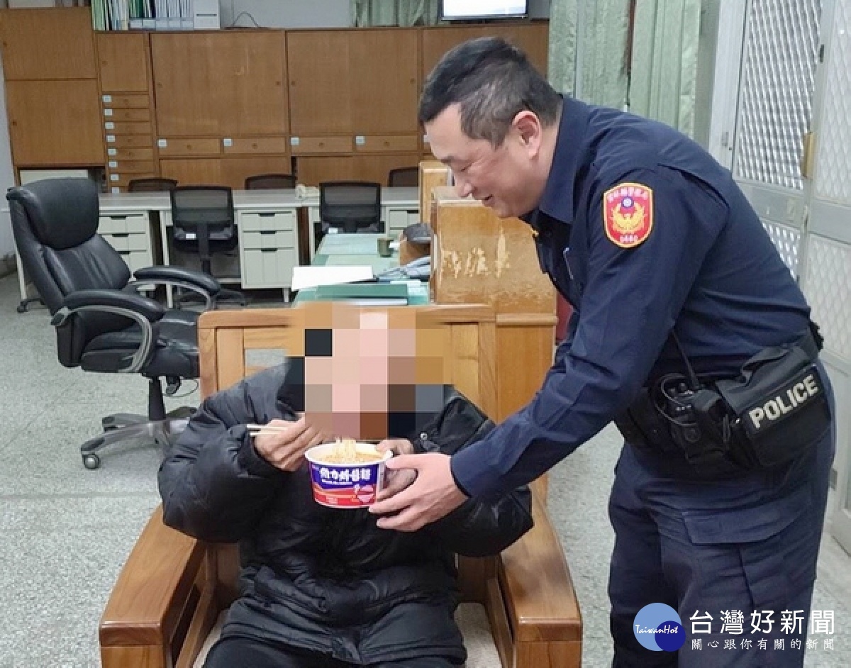 老翁衣著單薄迷途寒夜中，經熱心民眾通報北港警方予以適切照料，並協尋家屬接回，避免憾事發生。