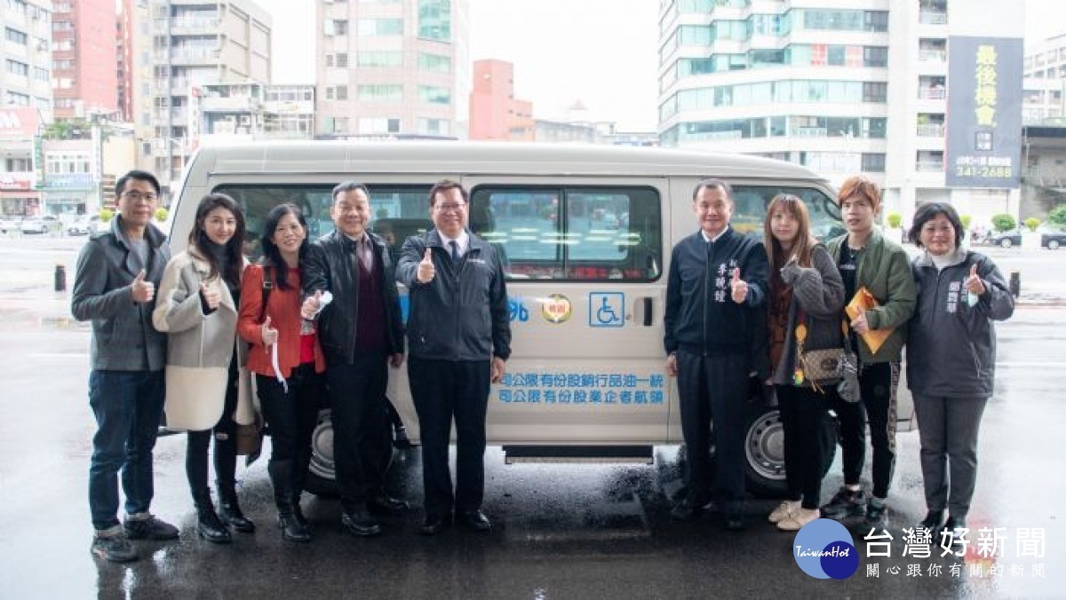 市長、李曉鐘副議長與捐贈者在復康巴士前合影