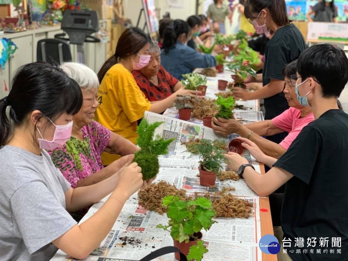 中原大學景觀系的植栽設計課程遠赴彰化與爺爺奶奶們一起進行「苔球設計」