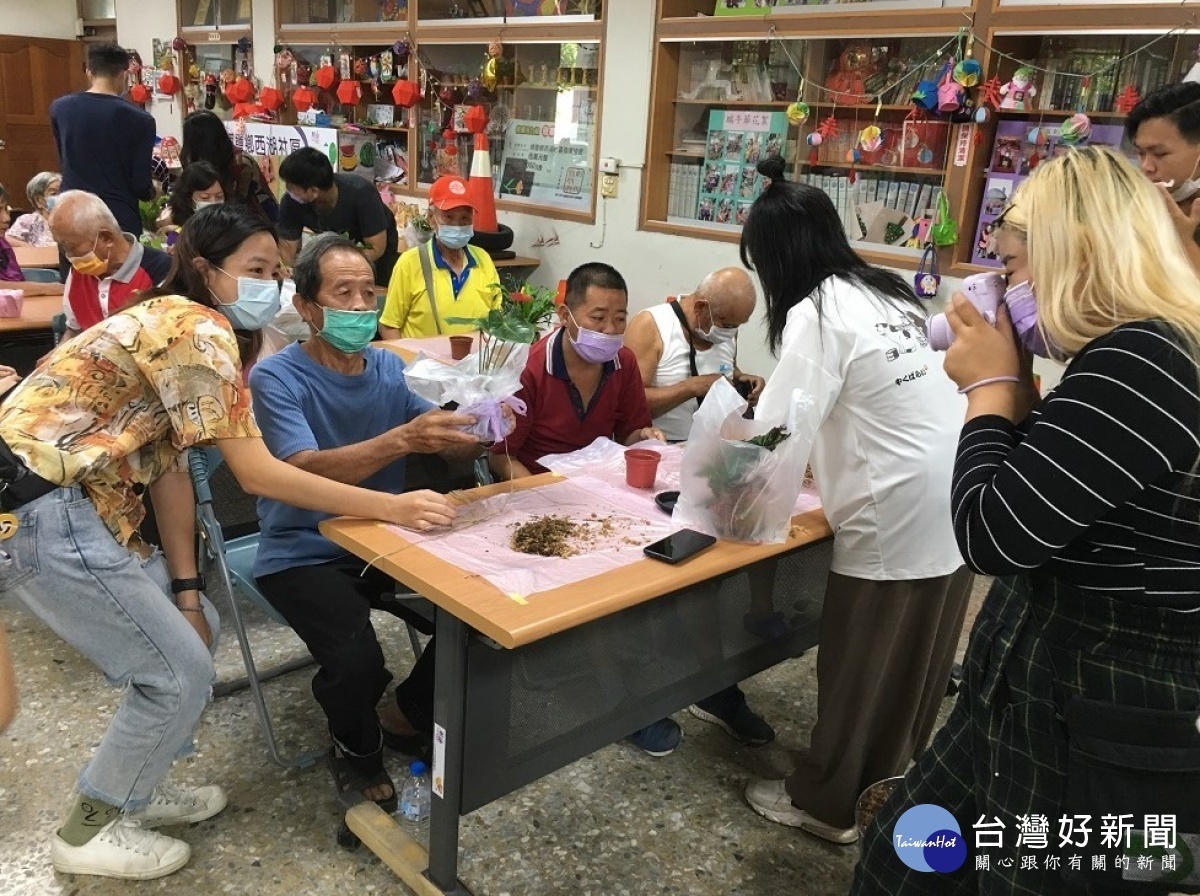 中原景觀系學生與長輩一起做苔球植栽，用拍立得將作品合照即時送給長輩們