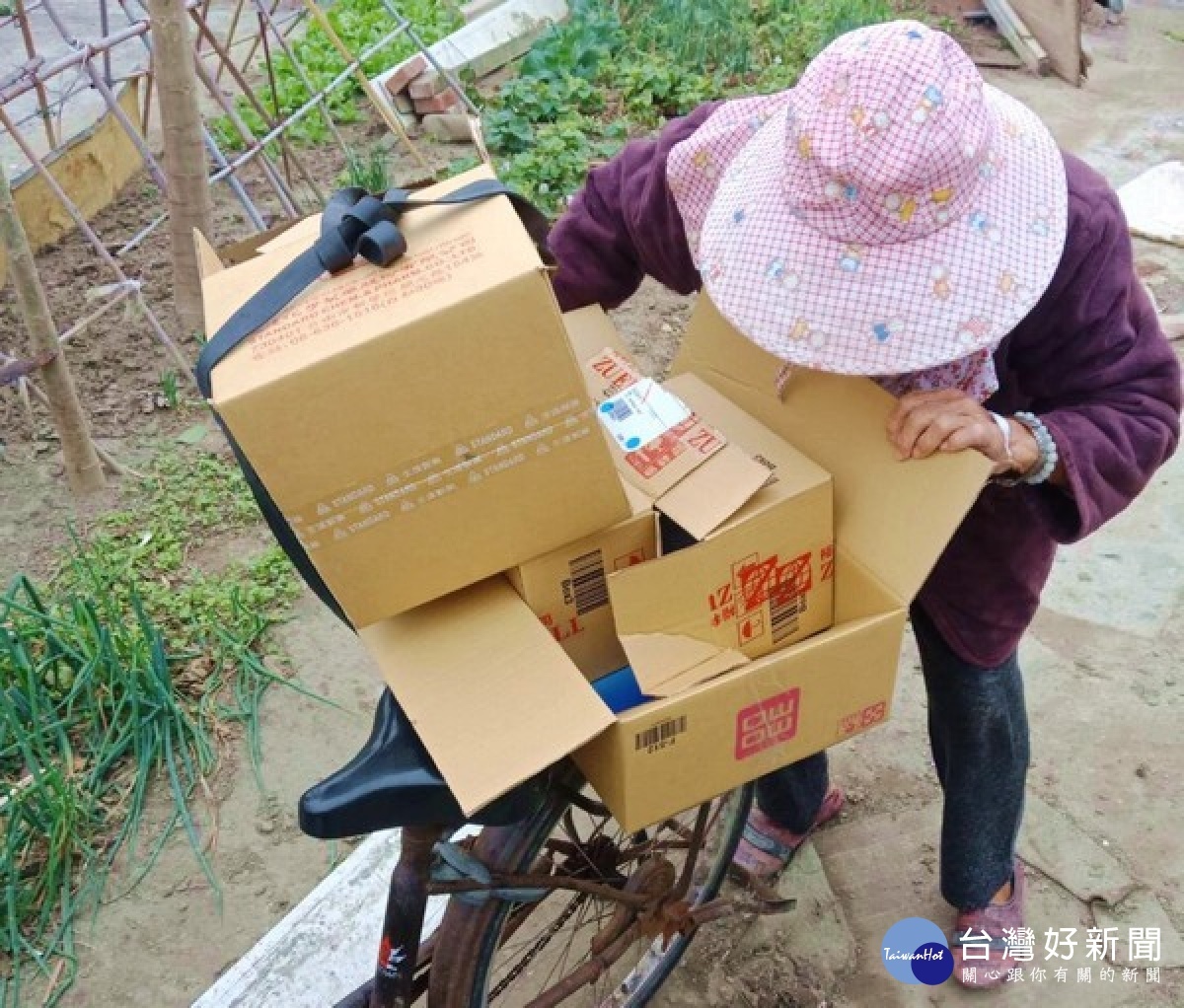 口湖所警員王瑄真巡勤時見老婦衣著單薄，在凜冽寒風中整理回收物，主動予以協助並載送返家，獲社區民眾大讚「女警人美心更美」。