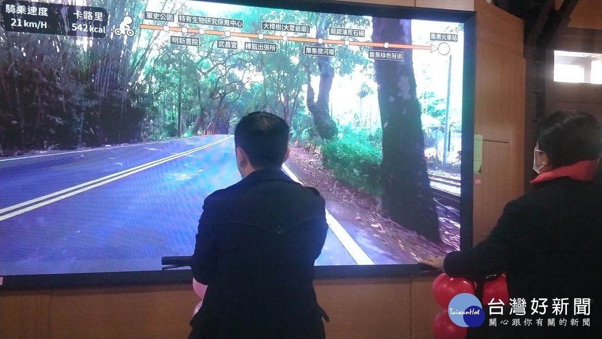 「VR單車」互動機台與大螢幕,讓初訪集集的大人小孩都能體驗新科技,認識集集環鎮自行車道的沿途風光。(記者吳素珍攝)