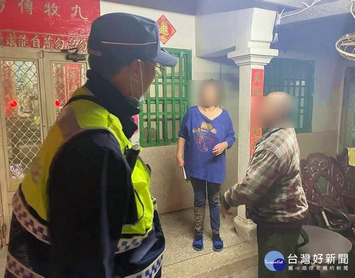 麥寮所巡警見老翁坐在路邊，主動上前關心，得知老翁因風大騎車不穩摔倒幸無大礙，立即護送老翁平安返家休息，家屬深表肯定感激。