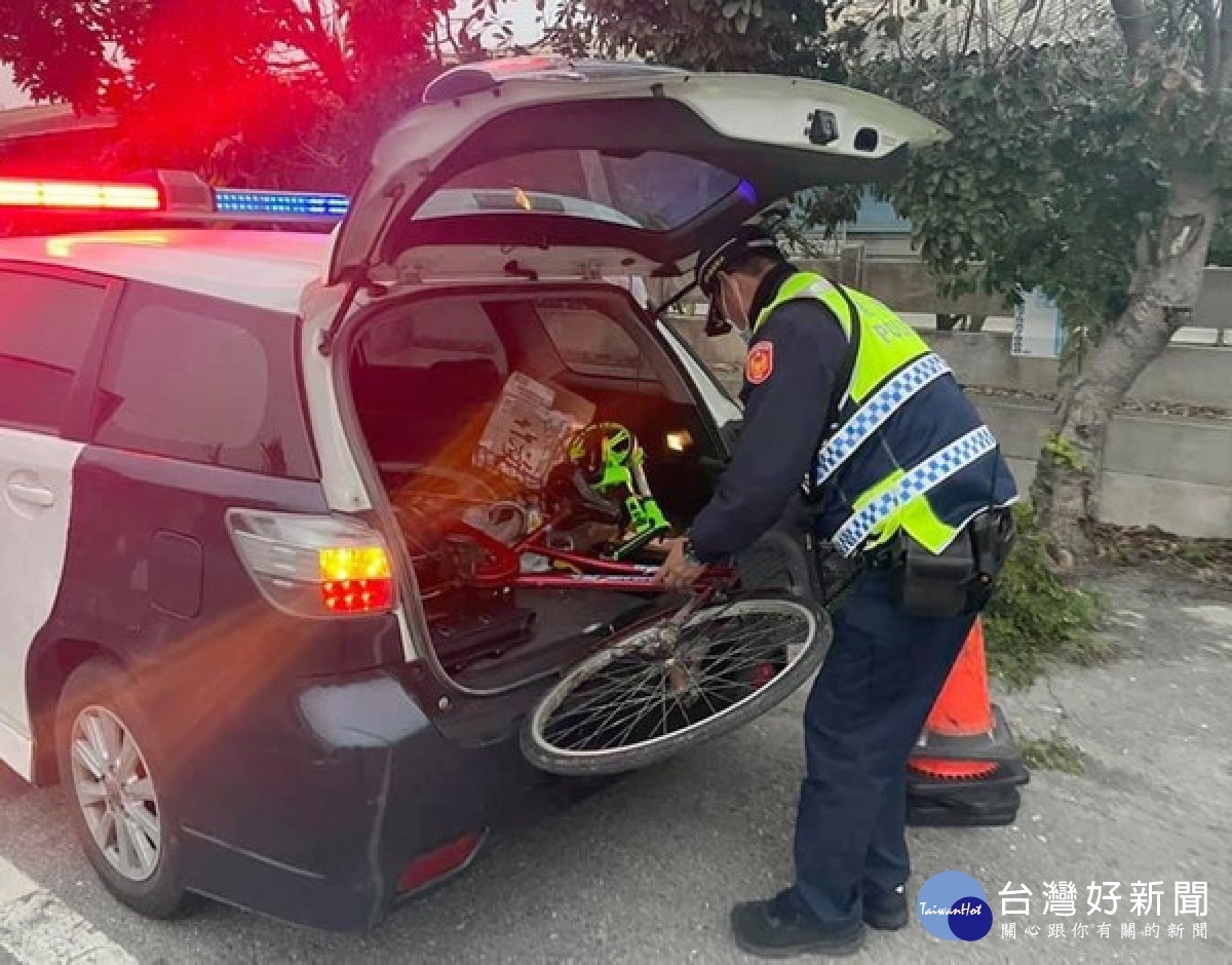 麥寮所巡警見老翁坐在路邊,主動上前關心,得知老翁因風大騎車不穩摔倒幸無大礙,立即護送老翁平安返家休息,家屬深表肯定感激。