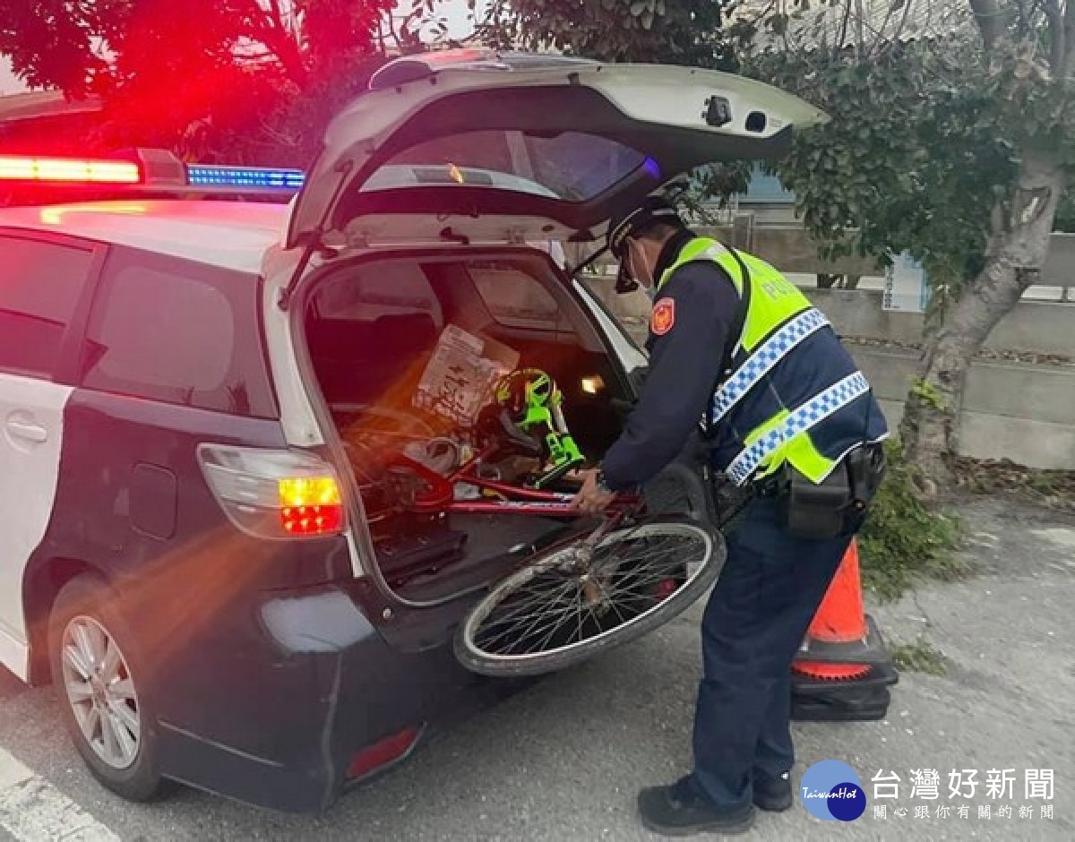 麥寮所巡警見老翁坐在路邊，主動上前關心，得知老翁因風大騎車不穩摔倒幸無大礙，立即護送老翁平安返家休息，家屬深表肯定感激。