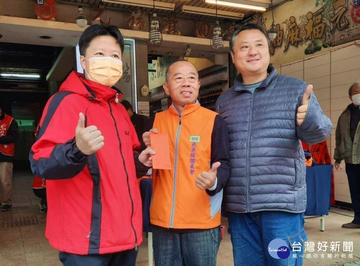 救國團北港團委會為迎接嶄新的一年，並發揚傳統年節文化，振興春聯書寫藝術，特邀書法大師揮毫寫春聯供索取，向鄉親們拜早年。