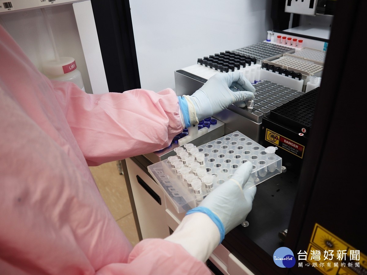 醫檢師放置經特定核酸萃取步驗處理的檢體,執行病毒反應監測