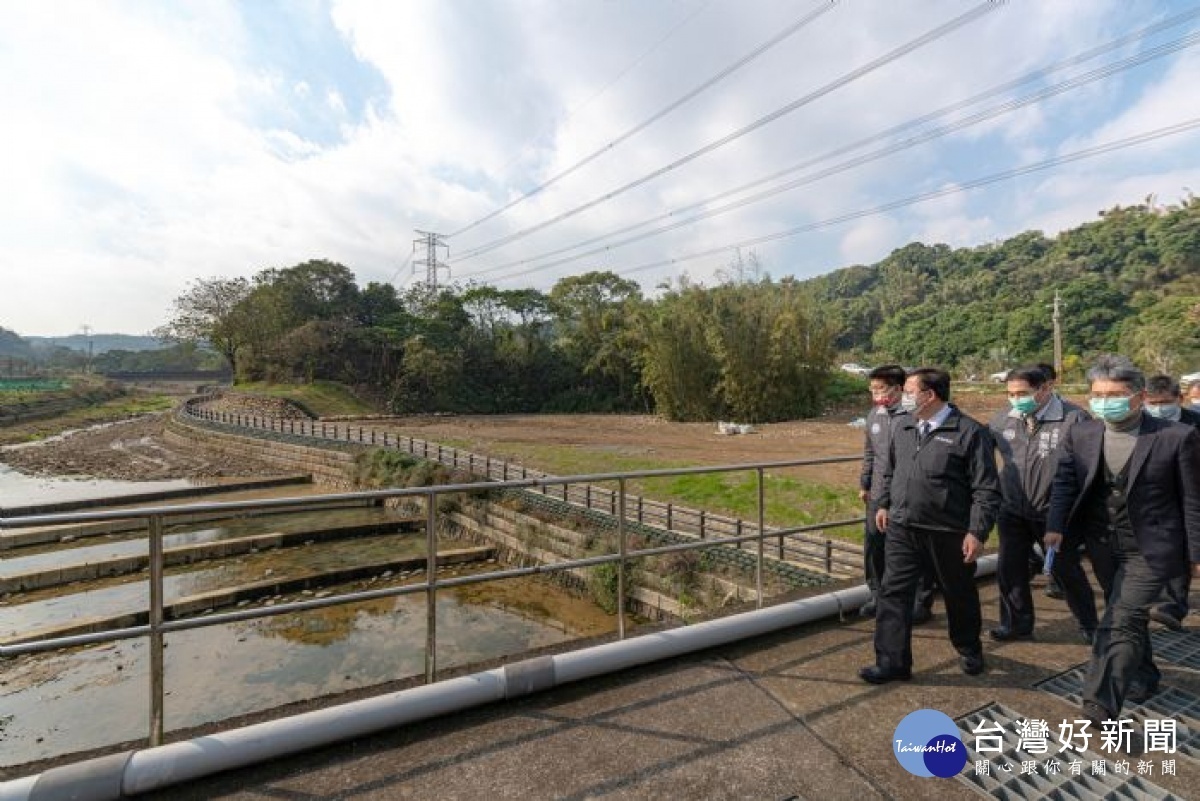 市長和與會來賓視察龍潭區設置抗旱水井，抽水併入石門大圳供自來水公司二區處使用情形