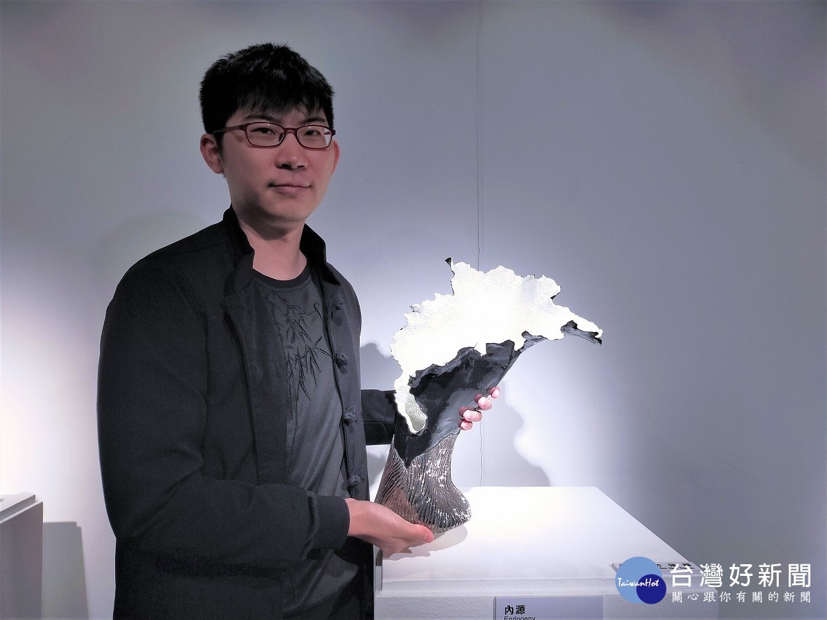 〈內源〉以拉坯手塑形、拍打出自然的弧度,釉色精緻高雅