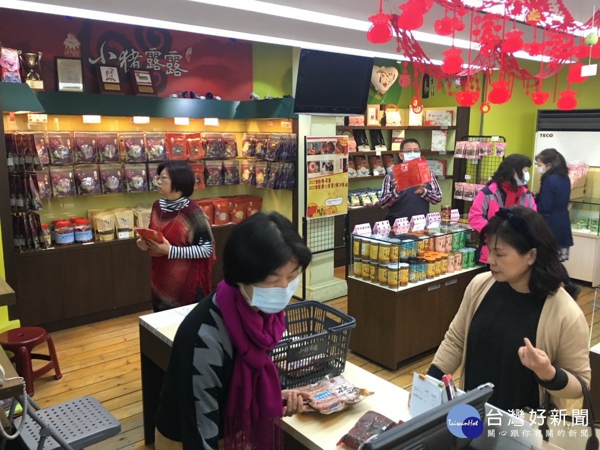 已有民眾到農產公司門市置辦年禮。(記者扶小萍攝)