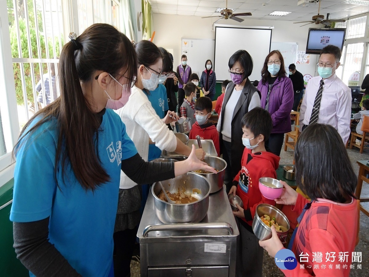 防堵萊豬進入校園 王惠美訪視南州國小學校營養午餐