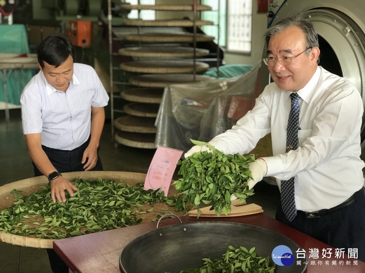 農糧署長胡忠一推薦選購產銷履歷茶品。