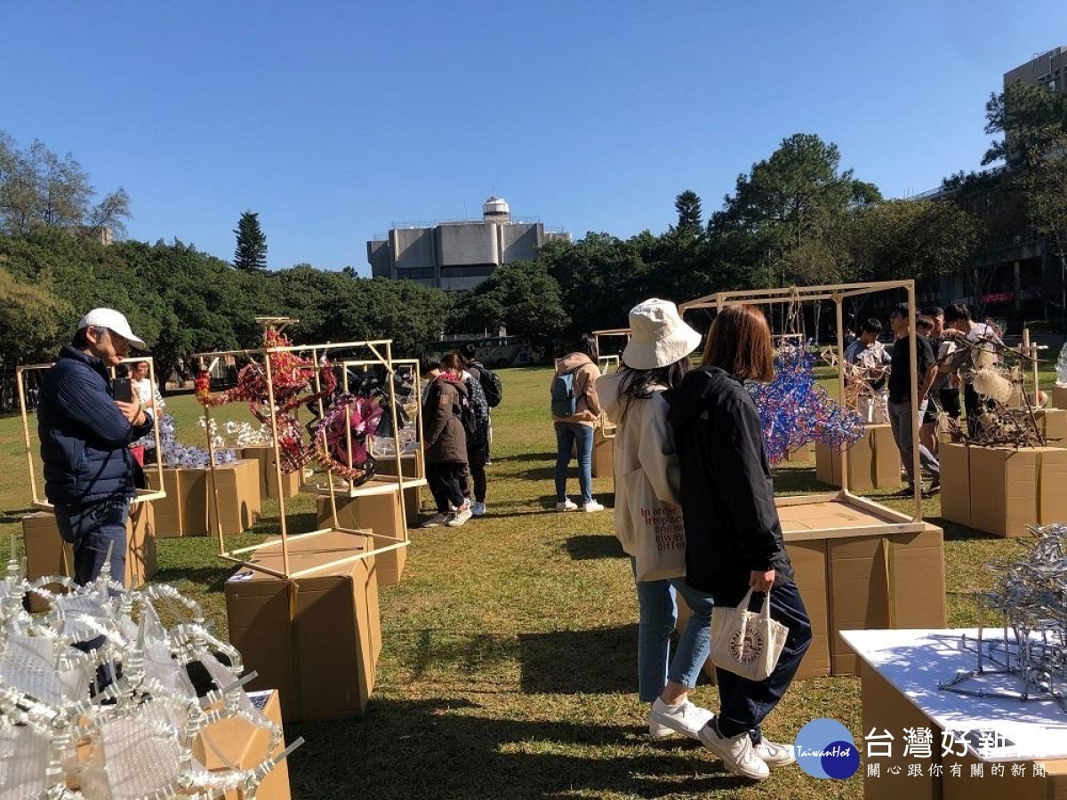 中原大學建築系快閃展覽吸引許多師生與民眾參觀