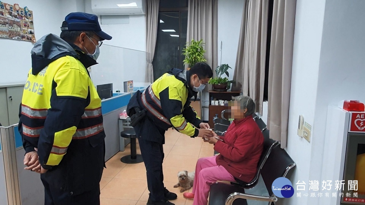 老嫗寒風中迷航6小時險失溫,壢警即時救援