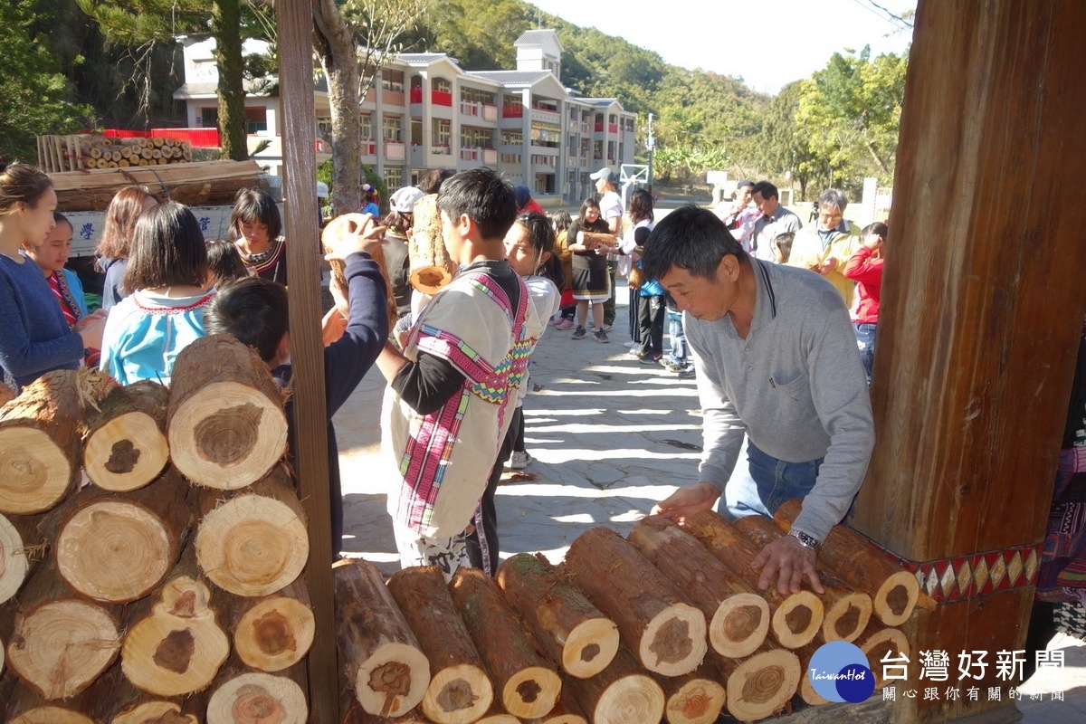 林管處提供木頭給學校完成石板屋改善。