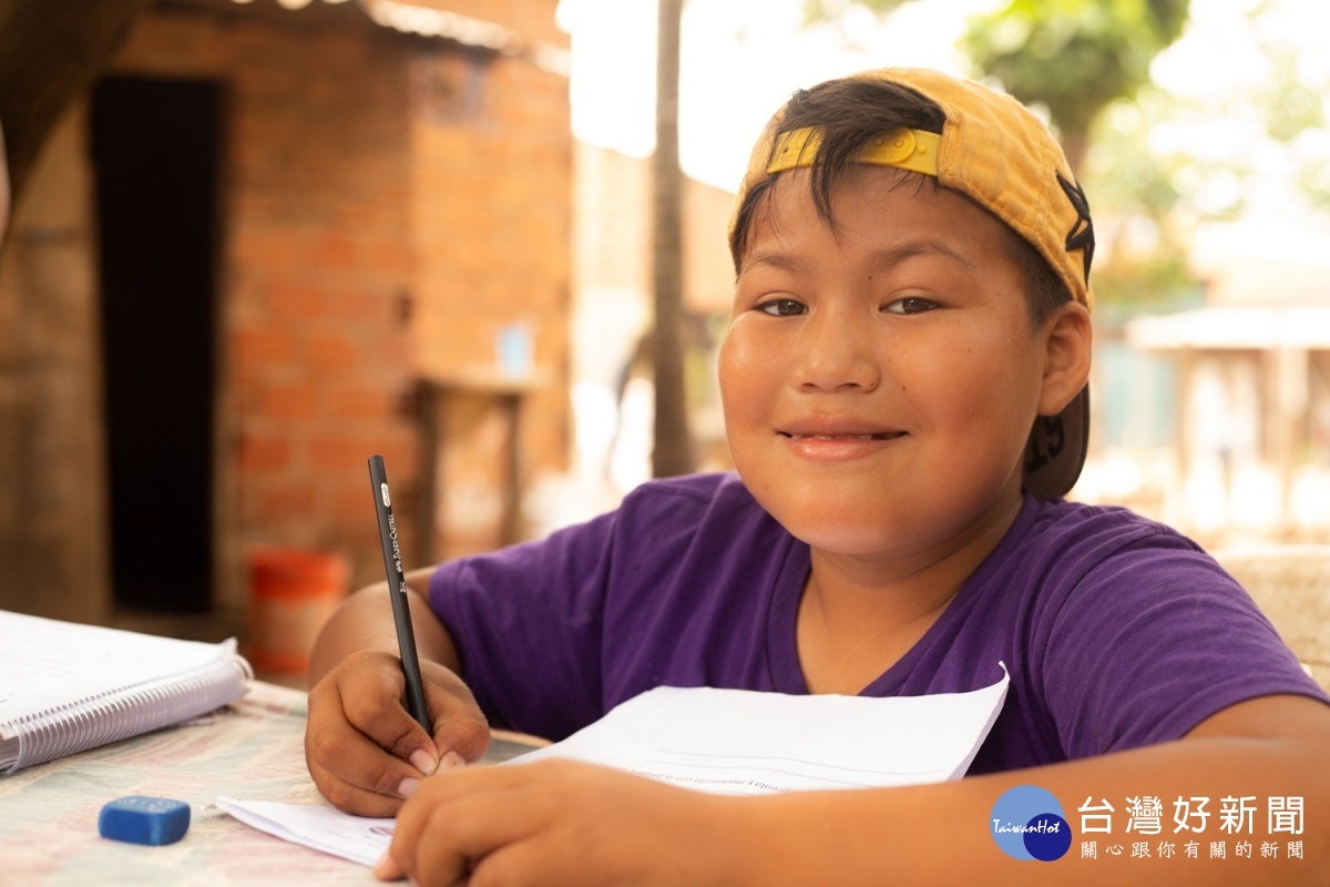 十歲的莫西斯在2020年第一次體驗到上學的美好。在疫情停課期間也因為世界展望會的協助，讓他依然能繼續在家中認真學習。(台灣世界展望會提供)