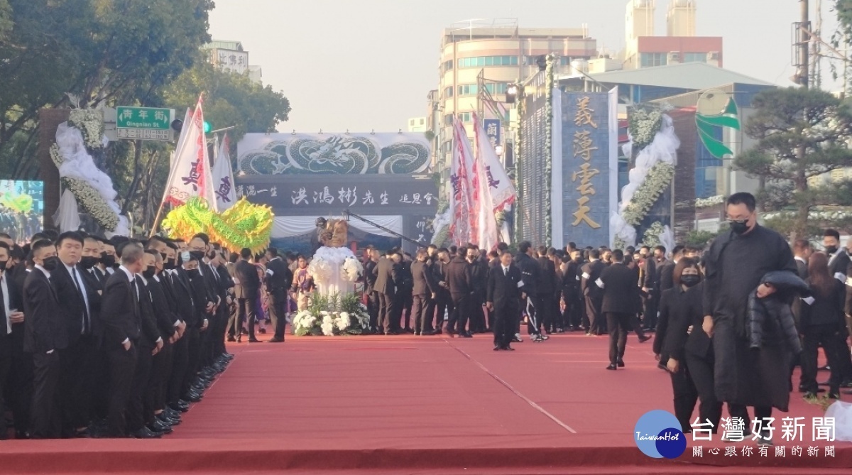 親友們等待儀式開始／陳致愷攝影