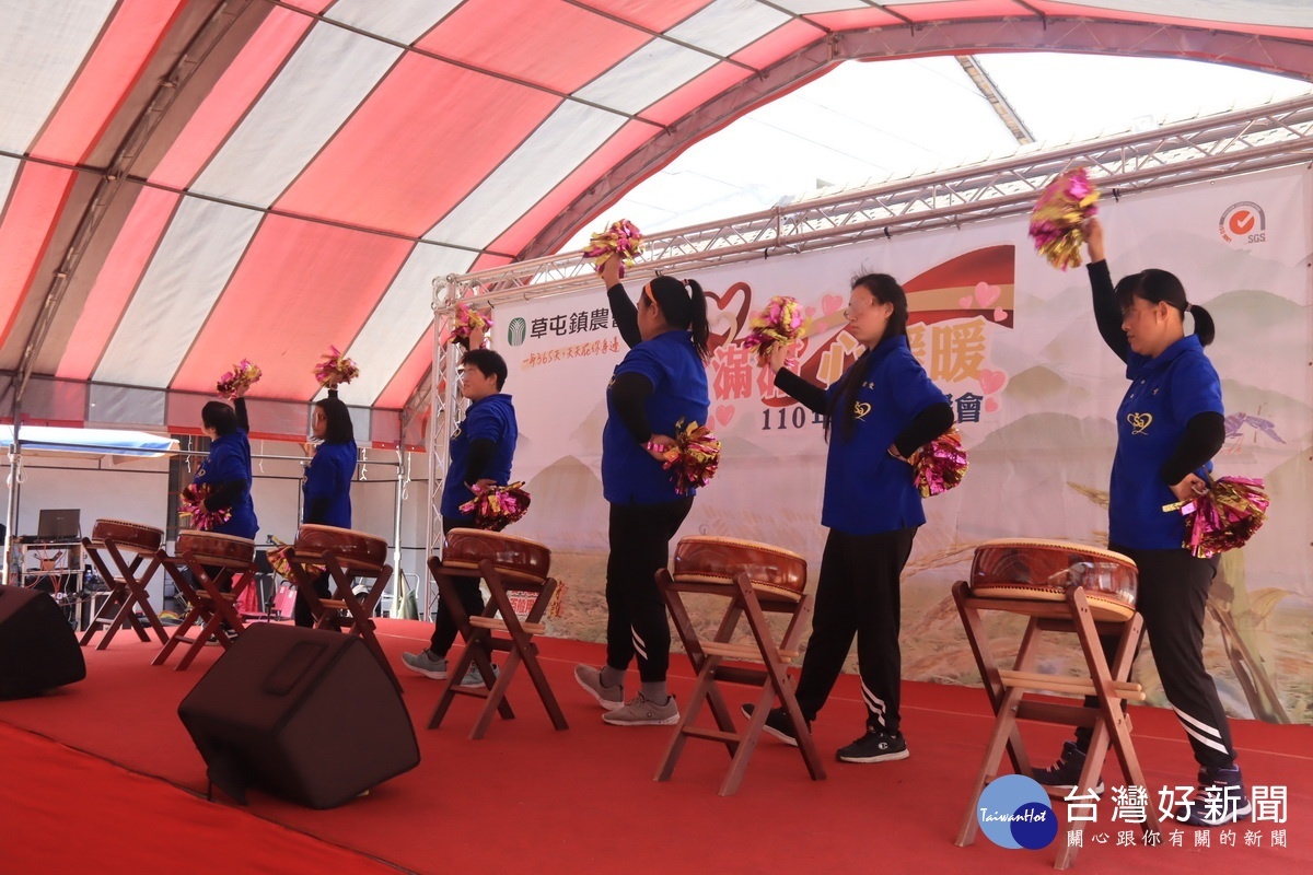 教養院生表演太鼓台下給予熱烈鼓勵。(記者扶小萍攝)