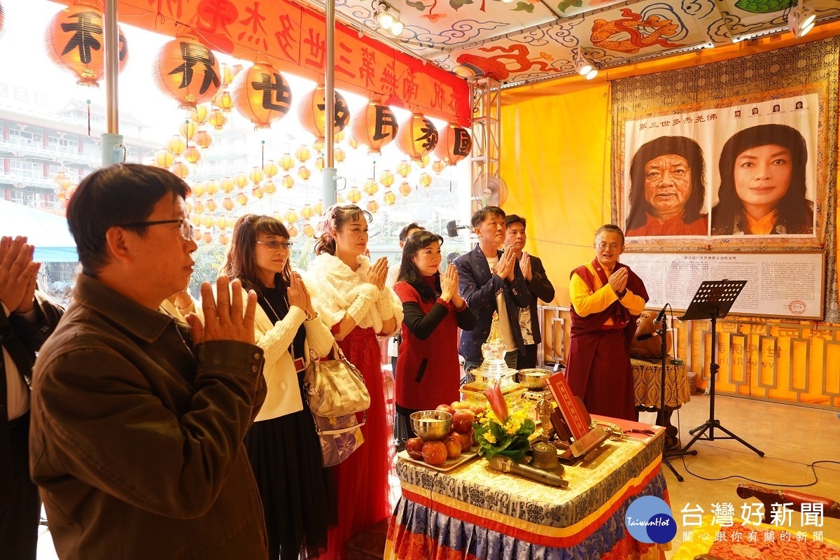 ：行動佛殿119站台南麻豆，恭祝 南無第三世多杰羌佛日 啟建祈福護生賑濟法會，眾多信眾至佛殿頂禮 南無第三世多杰羌佛