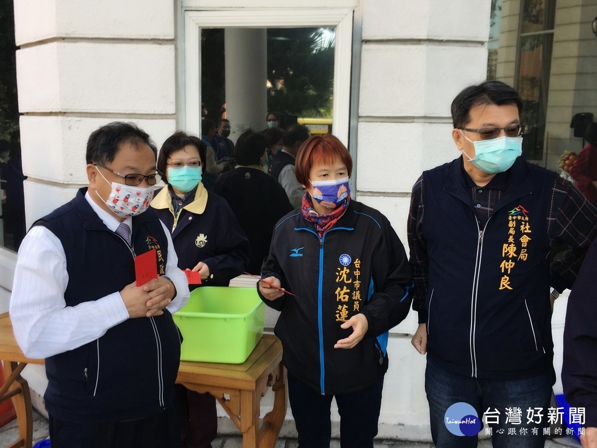 民政局局長吳世瑋(左一)市議員沈佑蓮(中)社會局副局長陳仲良(右)與覺居法師一起致送物資與關懷金給福田戶