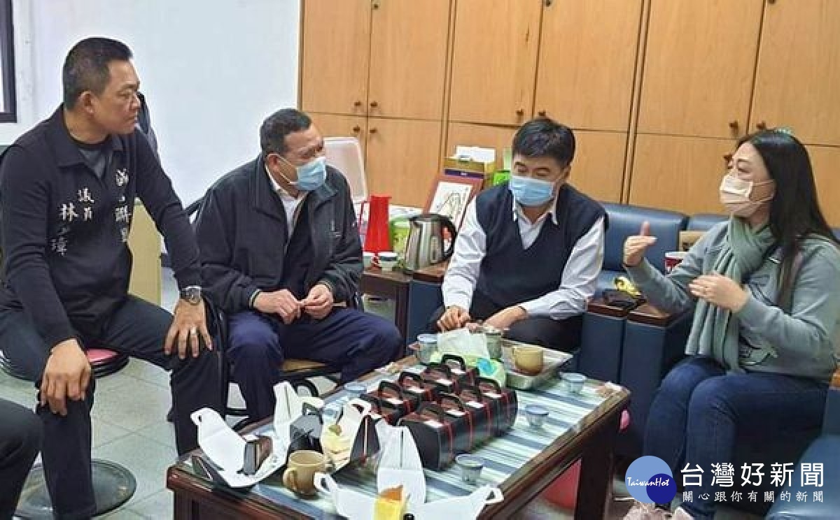 雲林警方視民如親，透過跨國服務，為人在澳洲因疫情無法回國申辦良民證的青年完成驗證，順利製發讓其免於因逾期居留而被遣返。