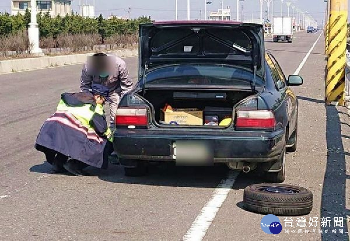 安南所警員巡勤巧遇民眾爆胎受困，立即停車協助換胎，駕駛對於警方主動伸援解危，深表肯定讚許。