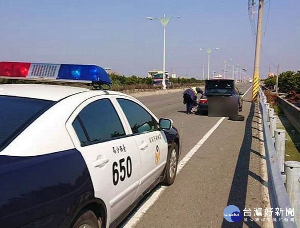 安南所警員巡勤巧遇民眾爆胎受困，立即停車協助換胎，駕駛對於警方主動伸援解危，深表肯定讚許。