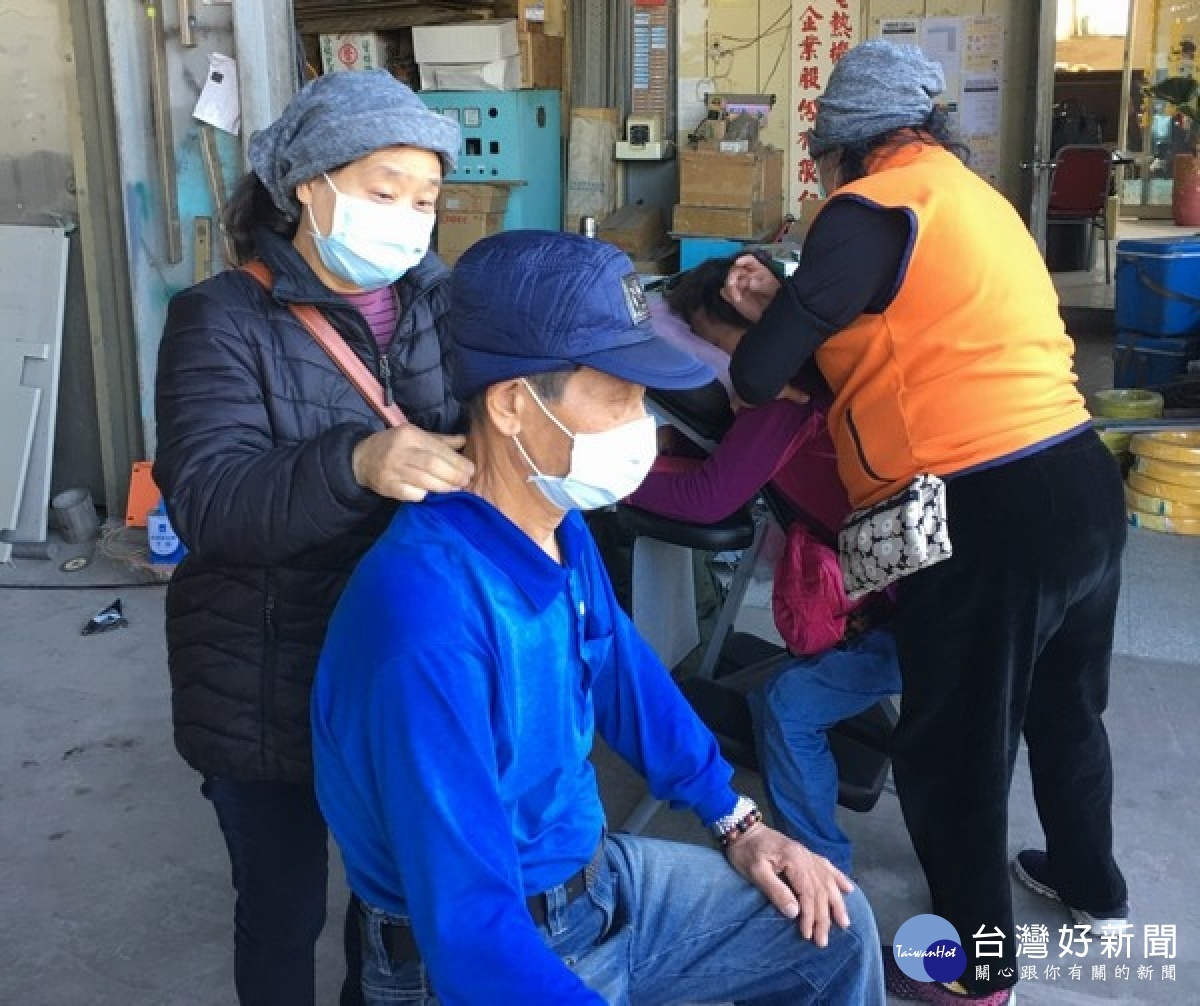 虎尾就業中心推出「企業視障按摩快閃服務」，避免因長時固定姿態引發職業傷害而縮短工作年齡，意外的按摩服務大獲好評。