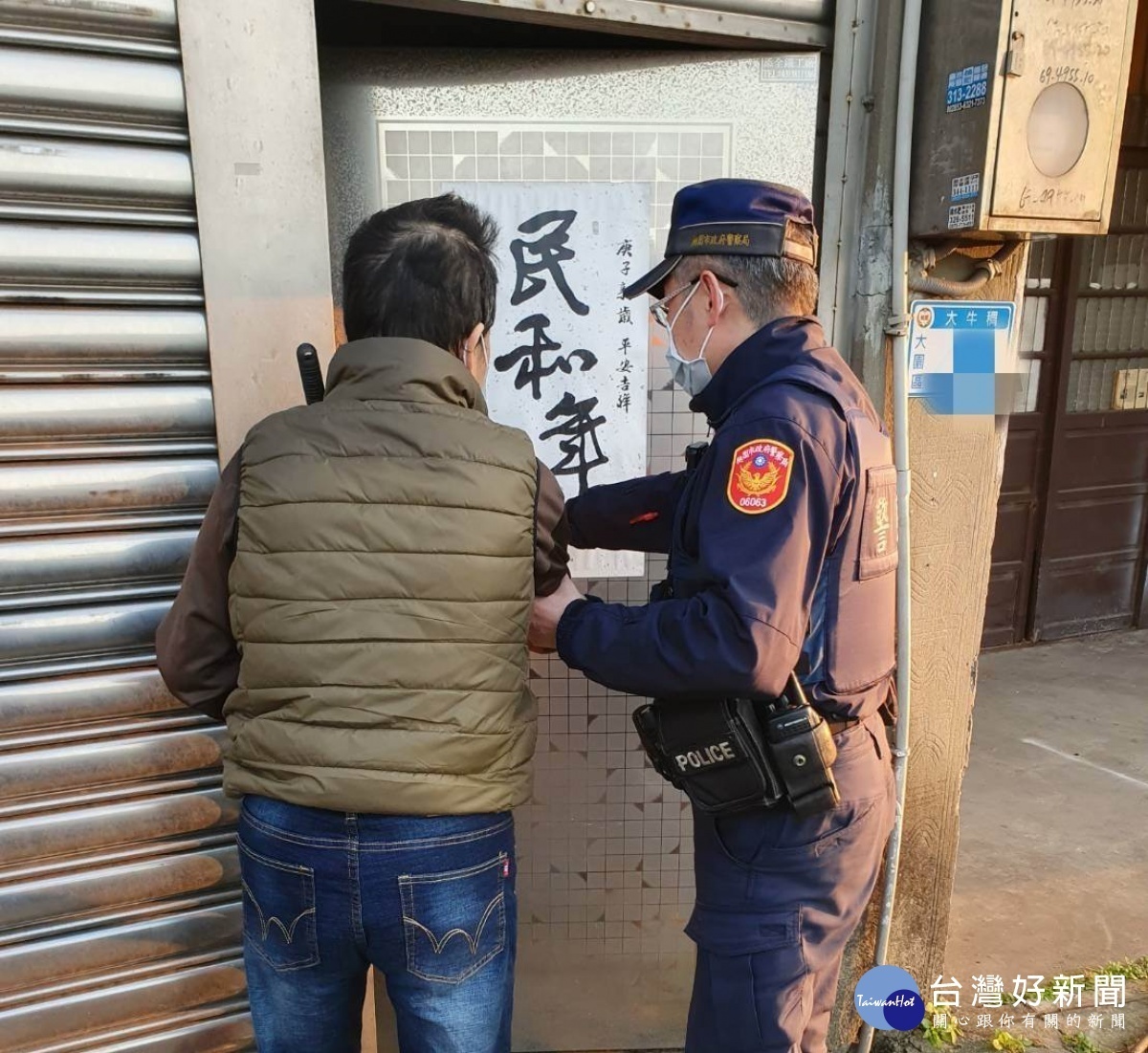 失明老翁外出購物迷路,巡警協助護送返家