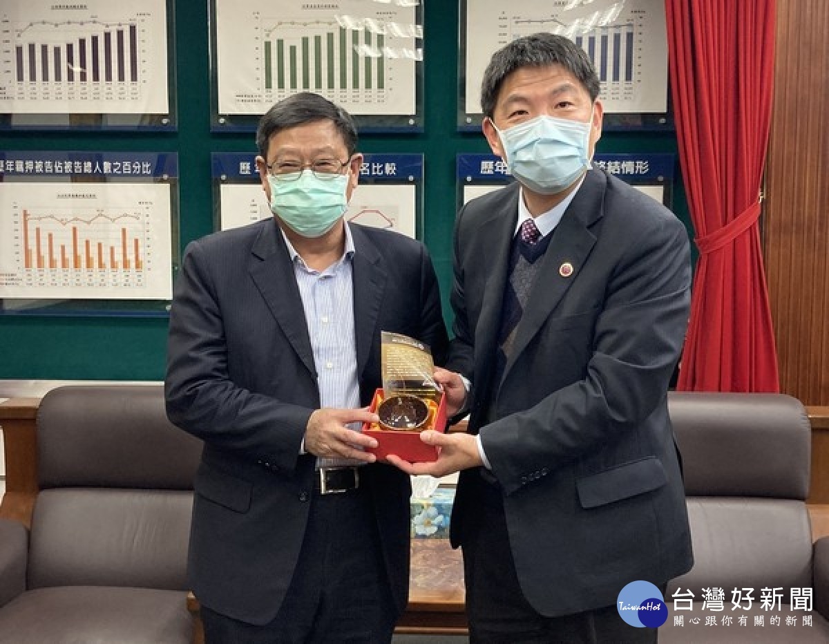 環境保護署長張子敬拜會雲林地檢署檢察長洪家原,召開環保犯罪案件諮詢會議,從各面向為環境的永續發展努力。