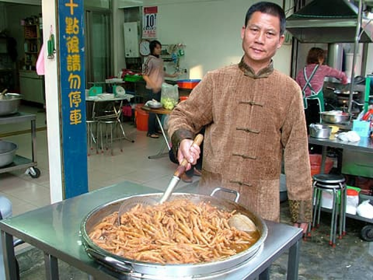 數十種珍貴中藥材調煉滷汁製作，吃的養生又健康。（圖／蕃薯市雞腳凍）