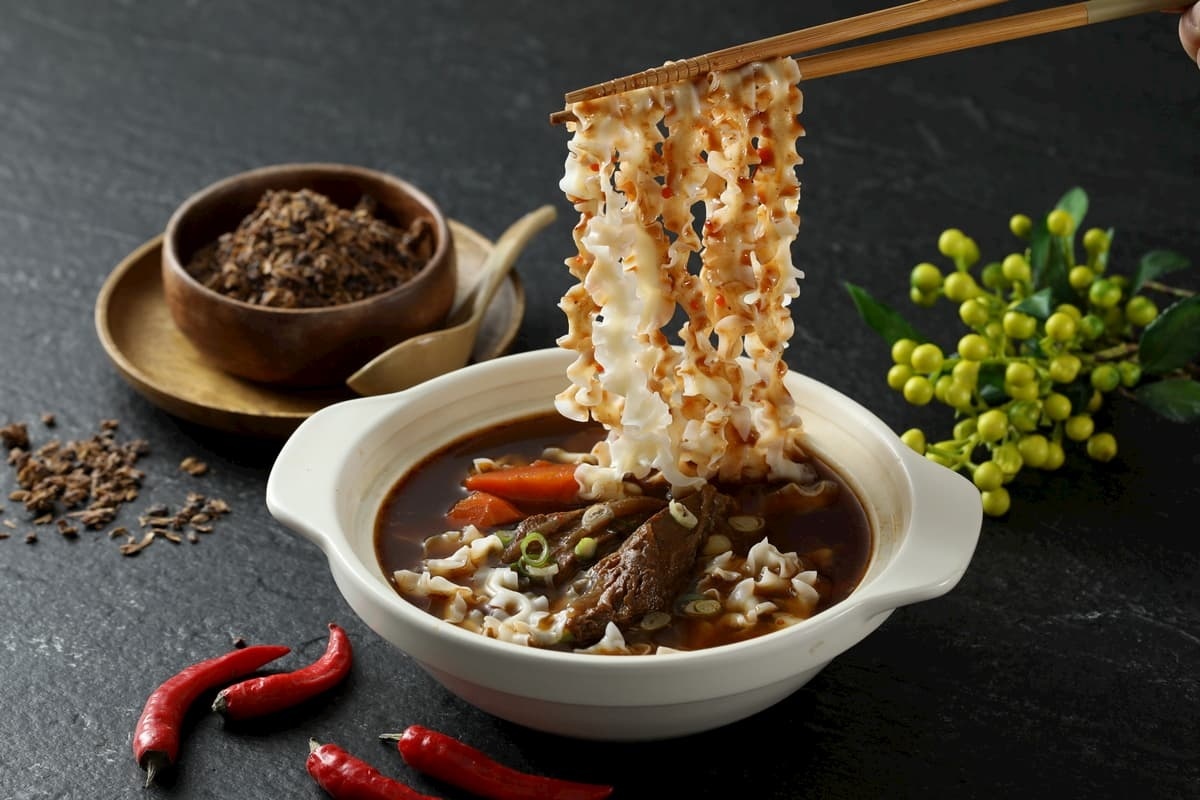 金門酒糟飼養牛肉,搭配58度C高粱的完美結合。(圖/良金牛肉麵)