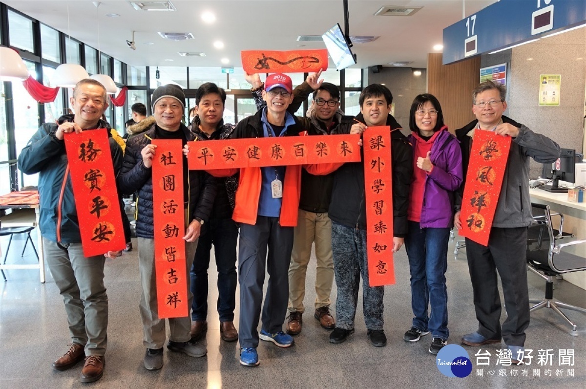 學務處及課指組創意春聯呈現中原純樸的校風及學生課外學習的蓬勃發展。