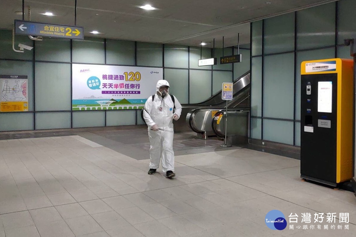 針對新冠肺炎足跡鄰近A7站出口處摩斯漢堡,桃捷公司進行A7車站全面清潔消毒。