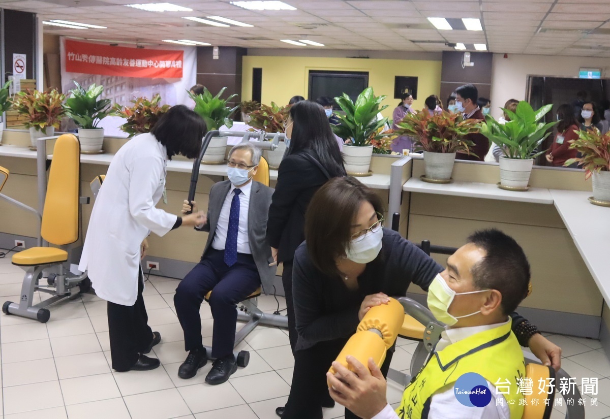 署長議員鎮長等來賓也都親自體驗器材。(記者扶小萍攝)