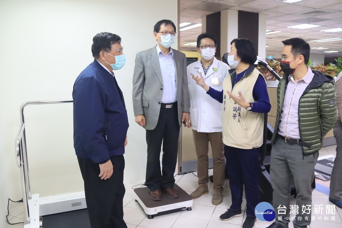 衛生局黃局長也來體驗律動。(記者扶小萍攝)