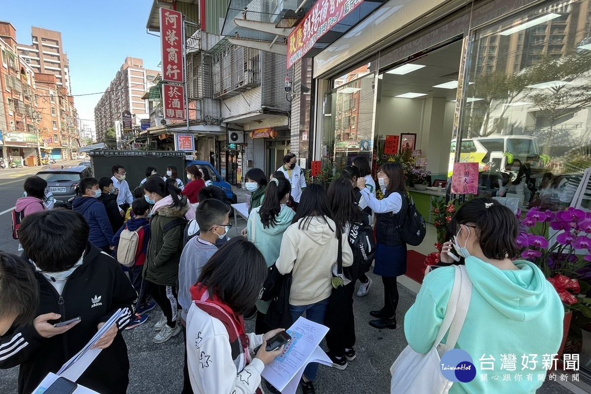 桃園市朝陽富元教育公司「龜山分部（校）」開幕，將免費提供清寒優秀學生補助課程。