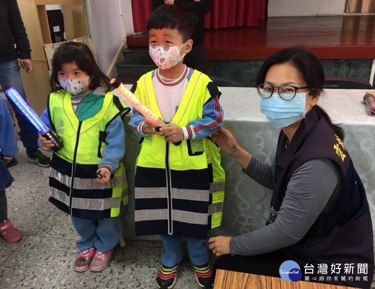 南陽國小附設幼兒園前往北港警分局參訪,透過各式體驗活動,了解警察辛勞的工作日常,提醒要確實遵守法令,也要學會自我保護。