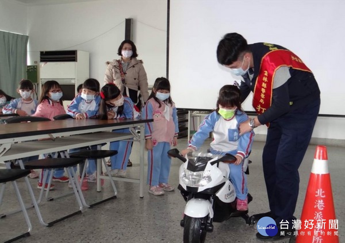 南陽國小附設幼兒園前往北港警分局參訪,透過各式體驗活動,了解警察辛勞的工作日常,提醒要確實遵守法令,也要學會自我保護。