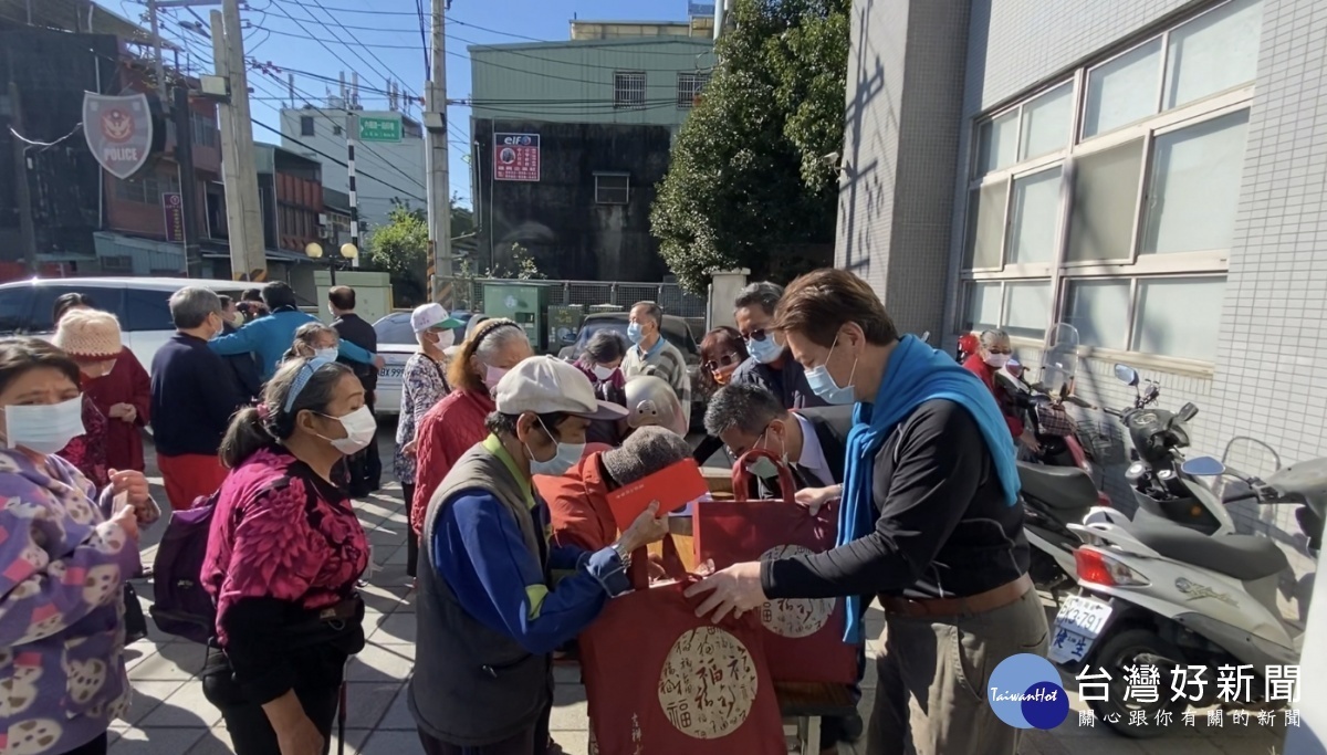 溪警協助地方團體寒冬送暖，弱勢家庭溫馨過好年