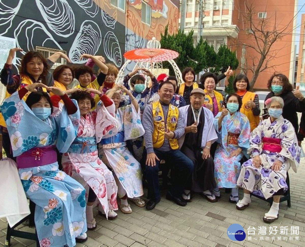 北英獅子會邀請沿海失智據點的長輩們,裝扮成「不老網美」拍下美美的藝術照,亦透過精心策畫的懷舊活動,提升長輩的幸福感。