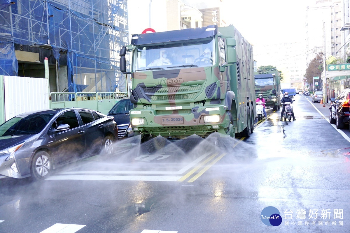 陸軍第6軍團33化學兵群出動大型消毒車沿街進行消毒工作。