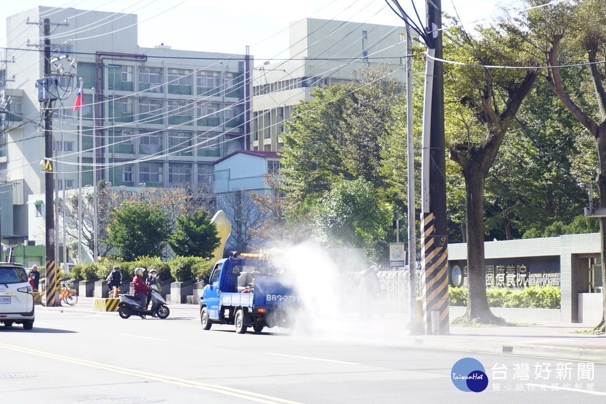 桃園市政府環保局消毒作業車沿街進行消毒工作。