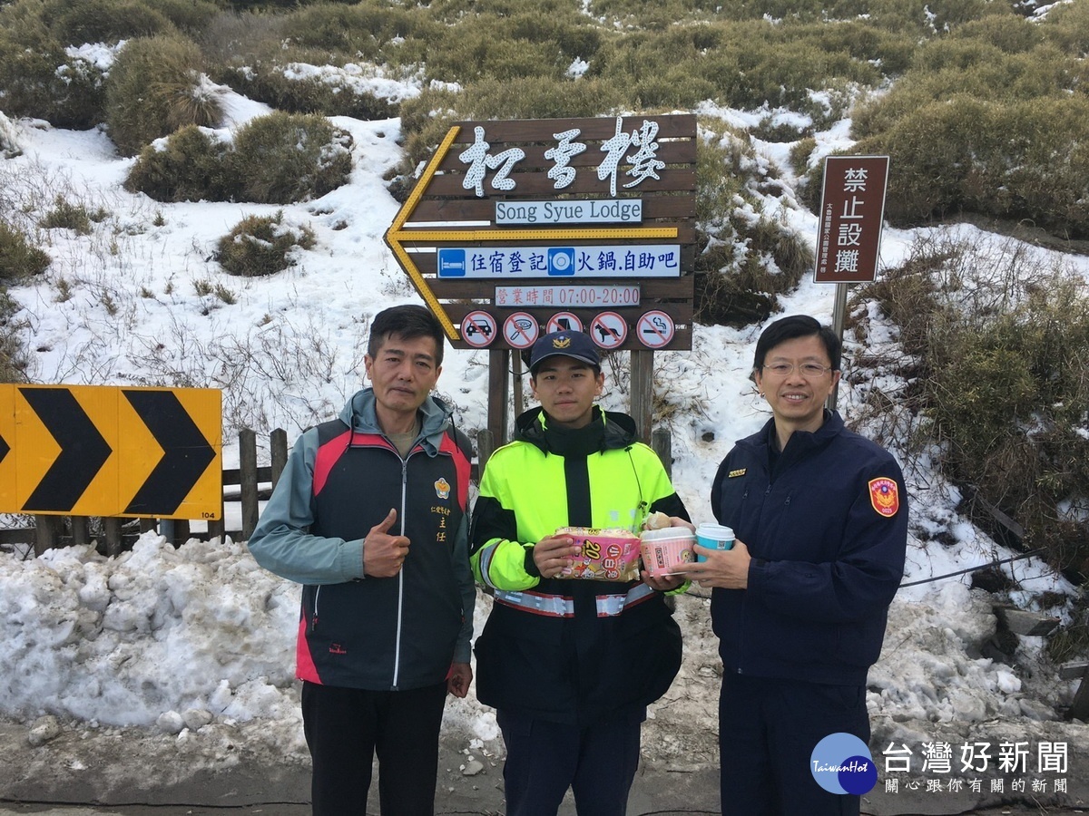 分局長莊順智(右)與仁愛警友會林主任送暖到松雪樓給員警。(仁愛分局提供)